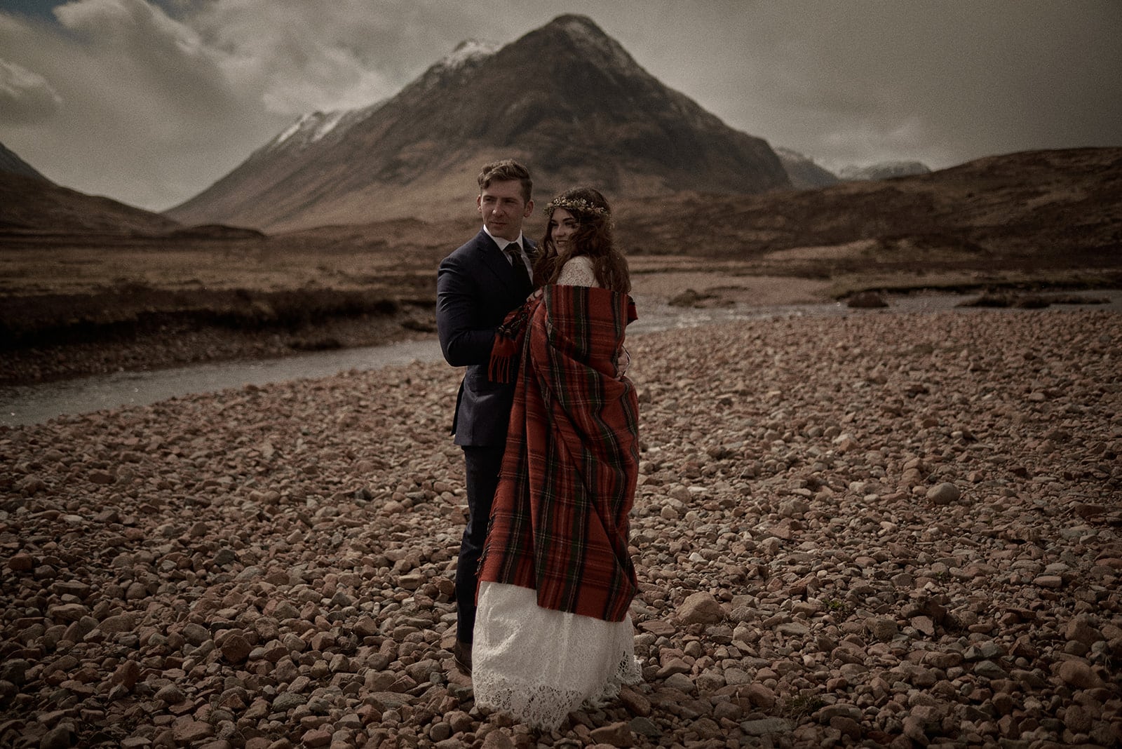 bex-tom-ceremony-scottish-highlands-glencoe-elopement-adventure-mountain-intimate-ceremony-elope-scotland