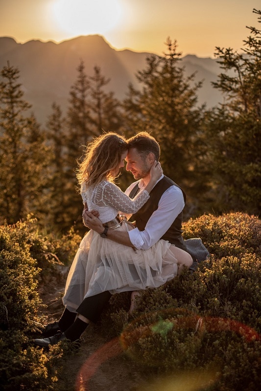 035-mountain-elopement-wedding-austria-wild-embrace-sunset-photography-elope-intimate-outdoor-mountain-ceremony-adventure