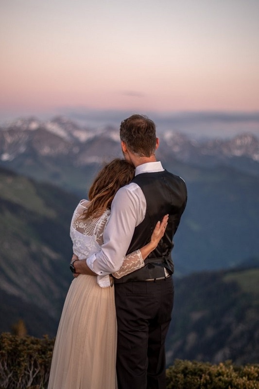 060-mountain-elopement-wedding-austria-wild-embrace-sunset-photography-elope-intimate-outdoor-mountain-ceremony-adventure