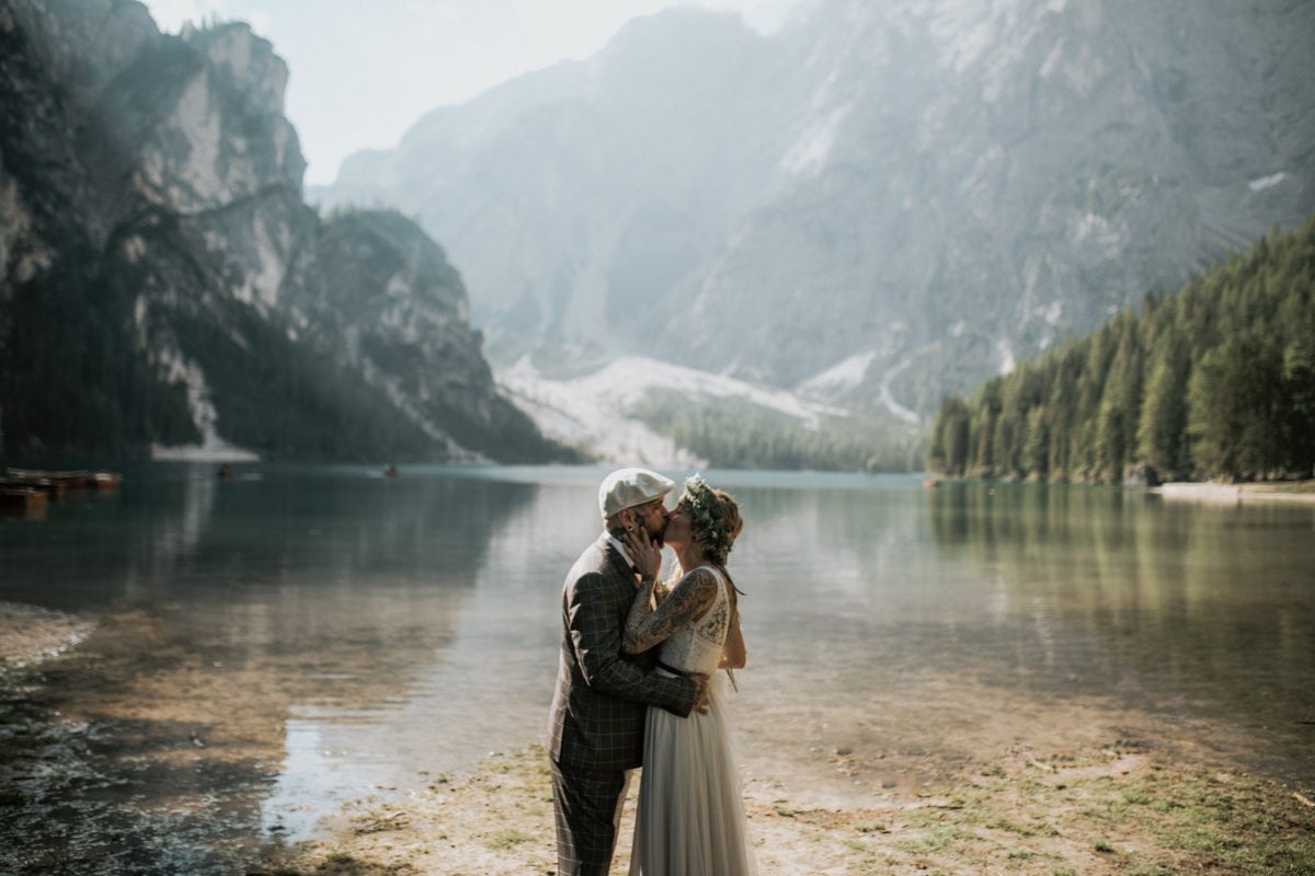 Blitzkneisser24-Foto-Pragser-Wildsee-Hochzeit-italy-elopement-wedding-photographer-packages-destination-boho-bride-lake-lago-di-braies-intimate-mountain-adventure