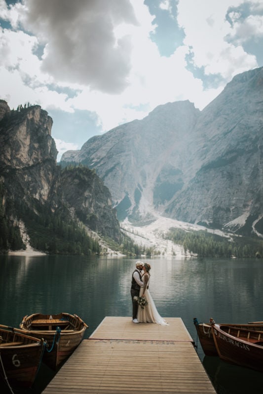 Blitzkneisser42-Foto-Pragser-Wildsee-Hochzeit-italy-elopement-wedding-photographer-packages-destination-boho-bride-lake-lago-di-braies-intimate-mountain-adventure