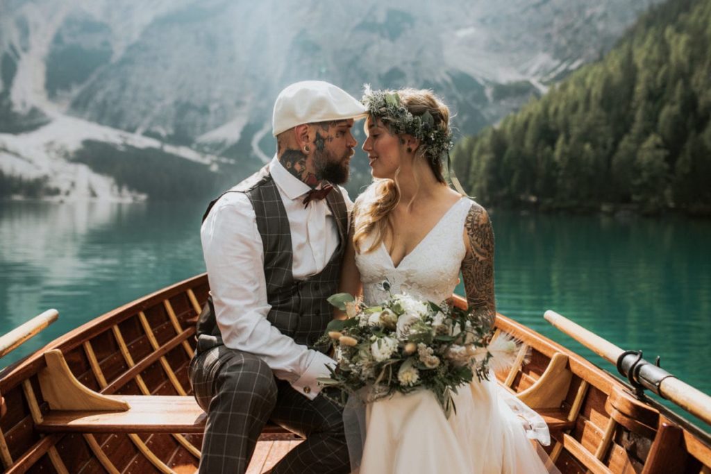 Blitzkneisser44-Foto-Pragser-Wildsee-Hochzeit-italy-elopement-wedding-photographer-packages-destination-boho-bride-lake-lago-di-braies-intimate-mountain-adventure