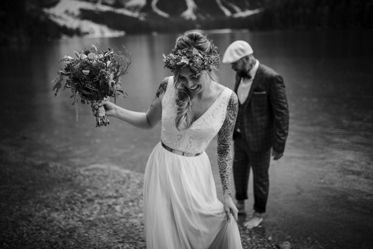 Blitzkneisser61-Foto-Pragser-Wildsee-Hochzeit-italy-elopement-wedding-photographer-packages-destination-boho-bride-lake-lago-di-braies-intimate-mountain-adventure-romantic