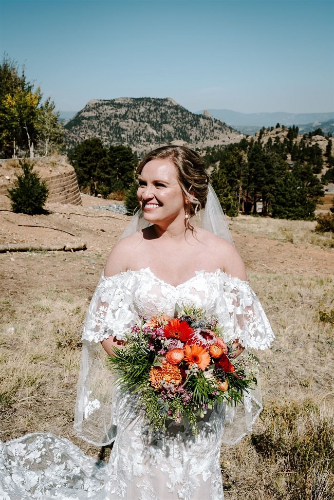 Courtney21-Lynn-colorado-adventure-elopement-packages-destination-wedding-photographer-estes-park-elope-flower-bouquet