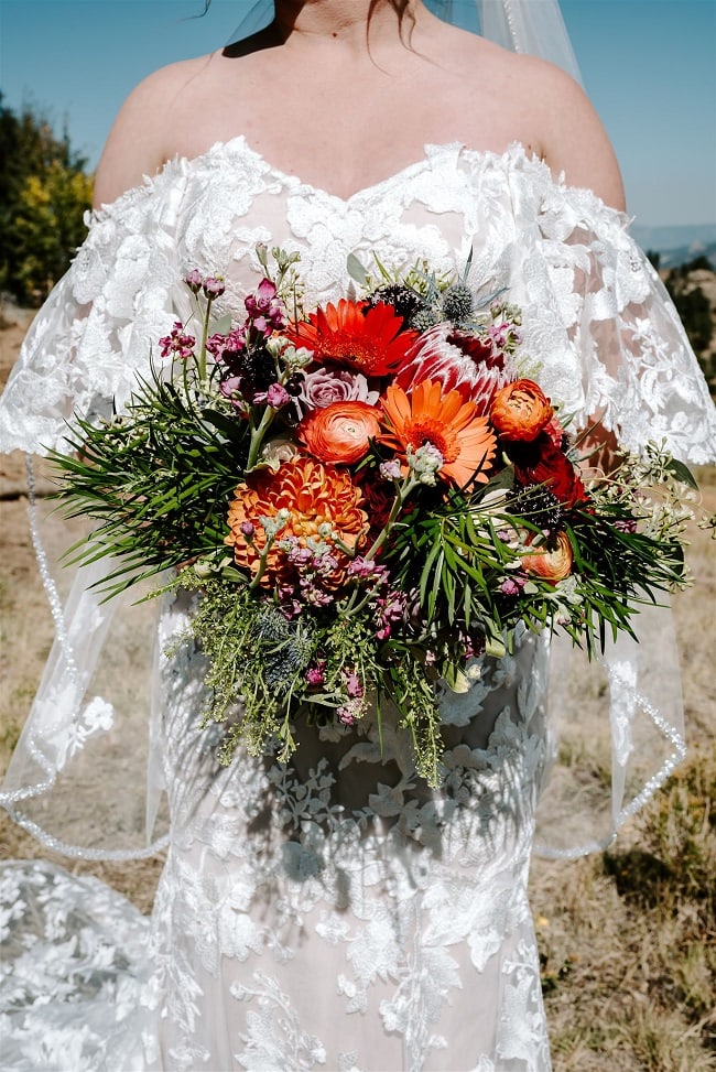 Courtney22-Lynn-colorado-adventure-elopement-packages-destination-wedding-photographer-estes-park-elope-flowers
