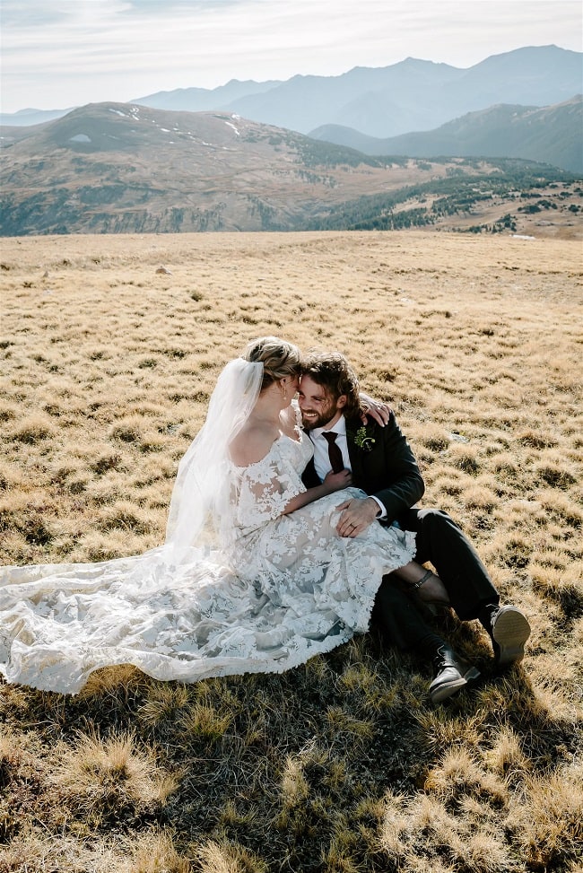 Courtney71-Lynn-colorado-adventure-elopement-packages-destination-wedding-photographer-estes-park-elope-hugs