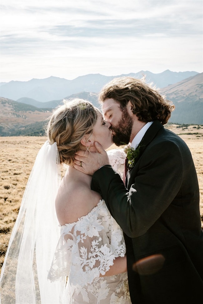 Courtney78-Lynn-colorado-adventure-elopement-packages-destination-wedding-photographer-estes-park-elope-kiss