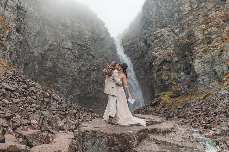 Evelyn14-Wallin-destination-adventure-elopement-wedding-photographer-packages-intimate-ceremony-Fulufjället