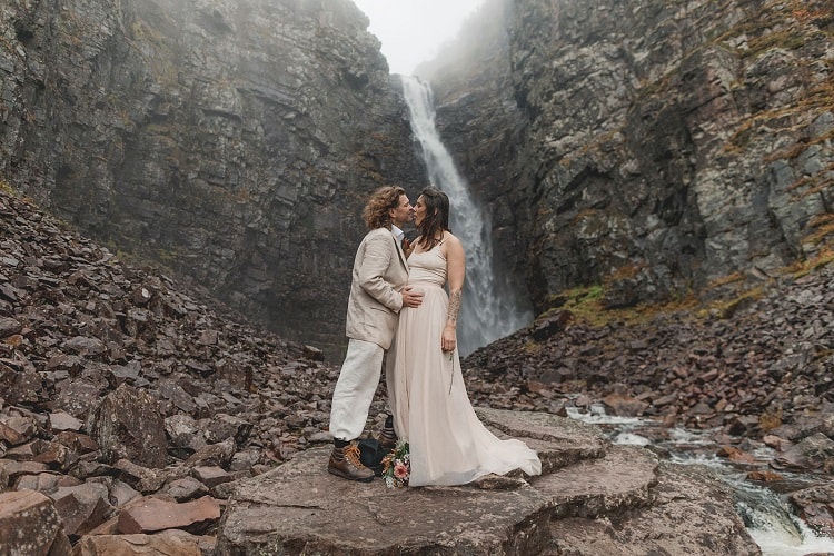Evelyn15-Wallin-destination-adventure-elopement-wedding-photographer-packages-intimate-ceremony-Fulufjället