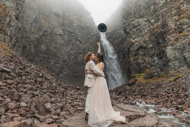 Autumn Waterfall Elopement in Sweden-Evelyn16-Wallin-destination-adventure-elopement-wedding-photographer-packages-intimate-ceremony-Fulufjället