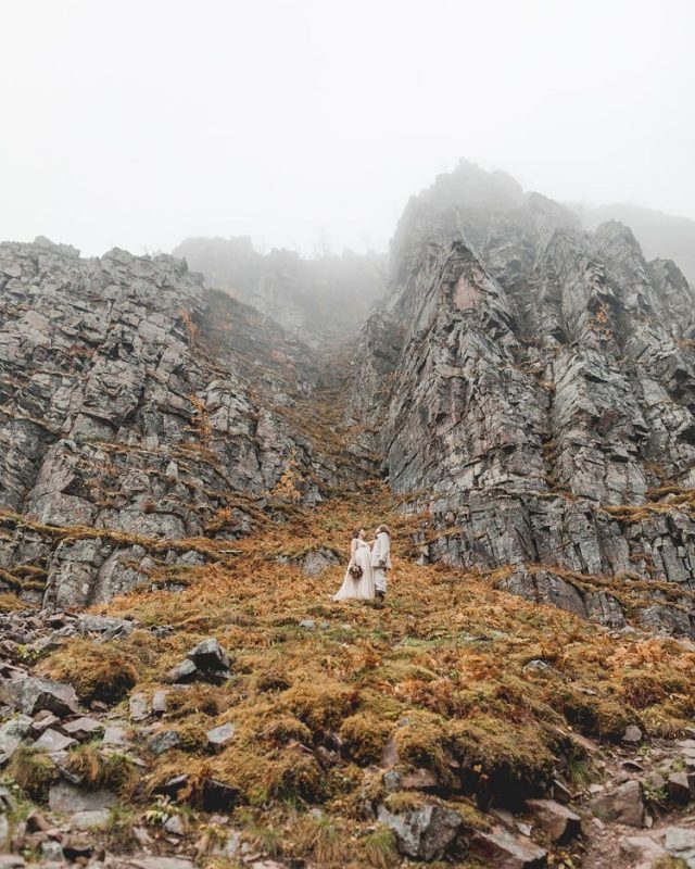 Autumn Waterfall Elopement in Sweden-Evelyn17-Wallin-destination-adventure-elopement-wedding-photographer-packages-intimate-ceremony-Fulufjället