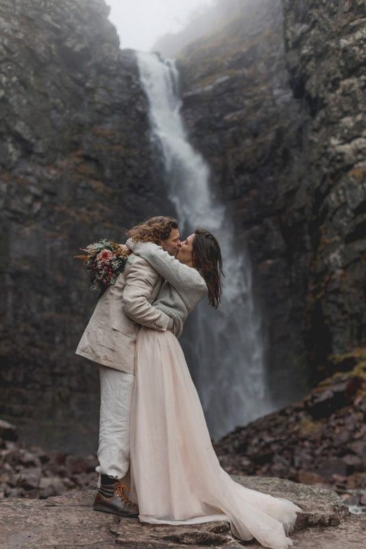 Evelyn6-Wallin-destination-adventure-elopement-wedding-photographer-packages-intimate-ceremony-Fulufjället