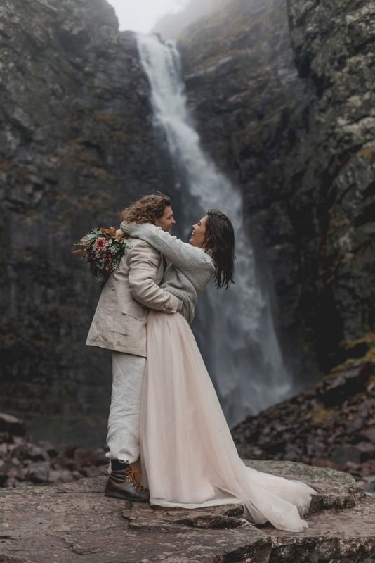 Evelyn7-Wallin-destination-adventure-elopement-wedding-photographer-packages-intimate-ceremony-Fulufjället