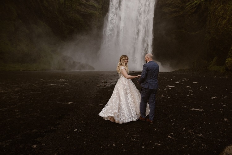 Michalina14-Okreglicka-Iceland-Elopement-Photographer-packages-destination-wedding-intimate-outdoor-adventure-waterfall-elope