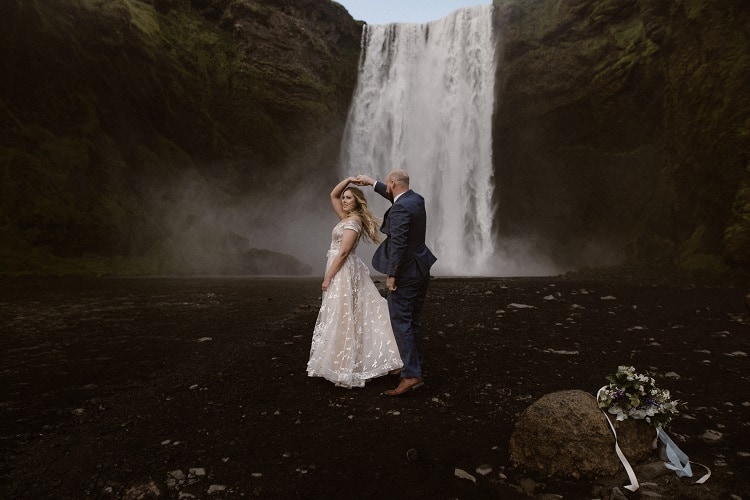 Michalina17-Okreglicka-Iceland-Elopement-Photographer-packages-destination-wedding-intimate-outdoor-adventure-waterfall-elope