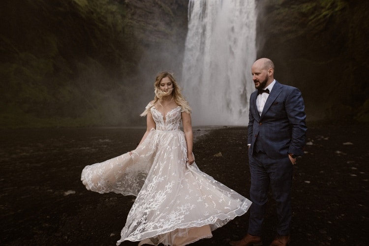 Michalina20-Okreglicka-Iceland-Elopement-Photographer-packages-destination-wedding-intimate-outdoor-adventure-waterfall-elope