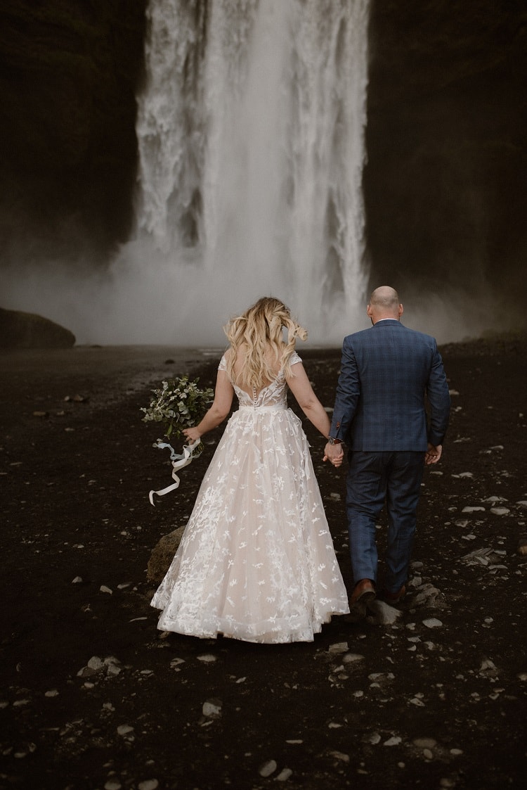 Michalina30-Okreglicka-Iceland-Elopement-Photographer-packages-destination-wedding-intimate-outdoor-adventure-waterfall-elope
