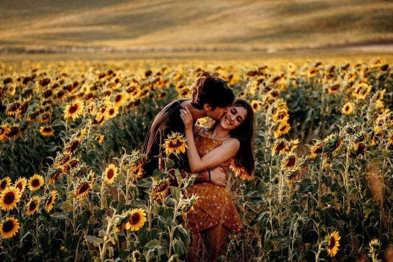 Paarshooting-Toskana-02-Italy-Engagement-Destination-Wedding-Photographer-Elopement-Packages-Tuscany-Sunset-A-Love-Above-Sunflower-Field