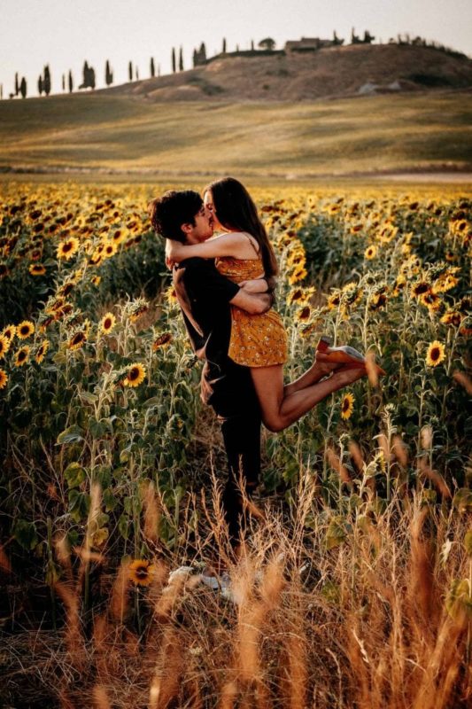 Paarshooting-Toskana-03-Italy-Engagement-Destination-Wedding-Photographer-Elopement-Packages-Tuscany-Sunset-A-Love-Above-Sunflower-Field-kiss-couple