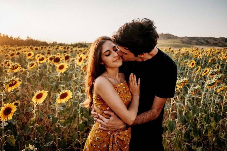 Paarshooting-Toskana-05-Italy-Engagement-Destination-Wedding-Photographer-Elopement-Packages-Tuscany-Sunset-A-Love-Above-Sunflower-Field-couple