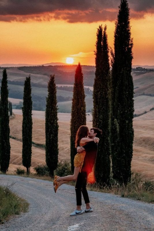 Paarshooting-Toskana-07-Italy-Engagement-Destination-Wedding-Photographer-Elopement-Packages-Tuscany-Sunset-A-Love-Above-Sunflower-Field-couple-lift