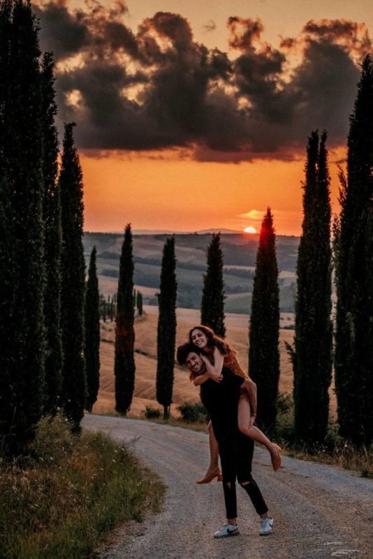 Paarshooting-Toskana-08-Italy-Engagement-Destination-Wedding-Photographer-Elopement-Packages-Tuscany-Sunset-A-Love-Above-Sunflower-Field-couple-kiss
