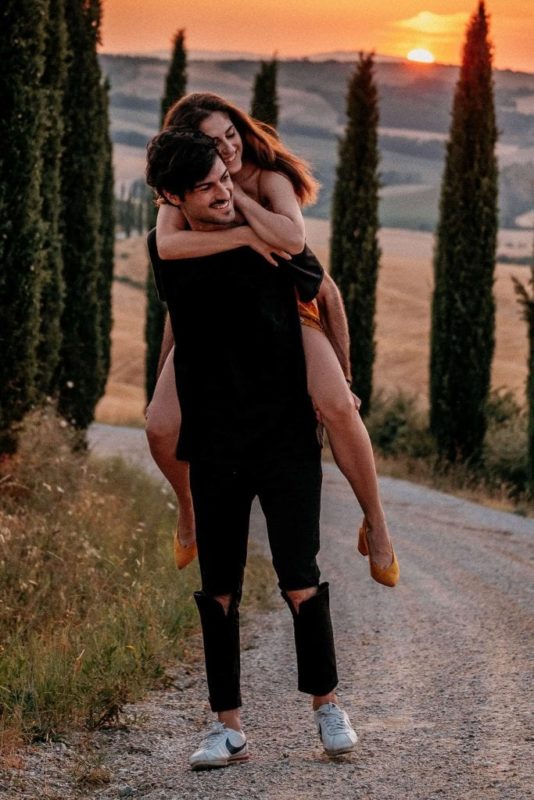 Paarshooting-Toskana-09-Italy-Engagement-Destination-Wedding-Photographer-Elopement-Packages-Tuscany-Sunset-A-Love-Above-Sunflower-Field-couple-lift