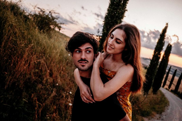 Paarshooting-Toskana-10-Italy-Engagement-Destination-Wedding-Photographer-Elopement-Packages-Tuscany-Sunset-A-Love-Above-Sunflower-Field-couple