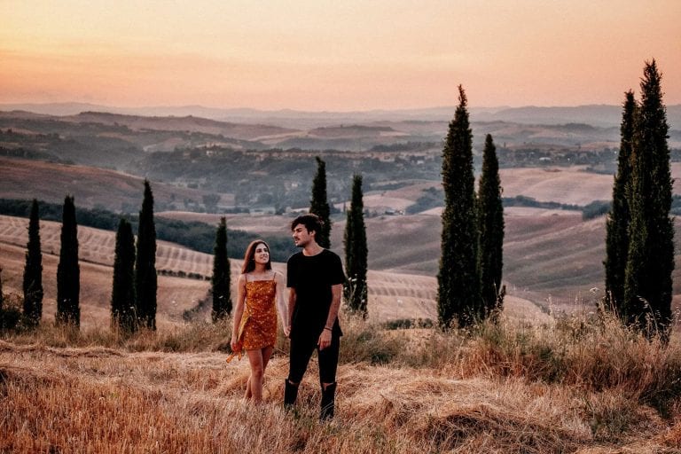 Paarshooting-Toskana-14-Italy-Engagement-Destination-Wedding-Photographer-Elopement-Packages-Tuscany-Sunset-A-Love-Above-Sunflower-Field-couple