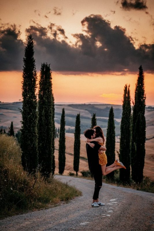 Paarshooting-Toskana-20-Italy-Engagement-Destination-Wedding-Photographer-Elopement-Packages-Tuscany-Sunset-A-Love-Above-couple-lift