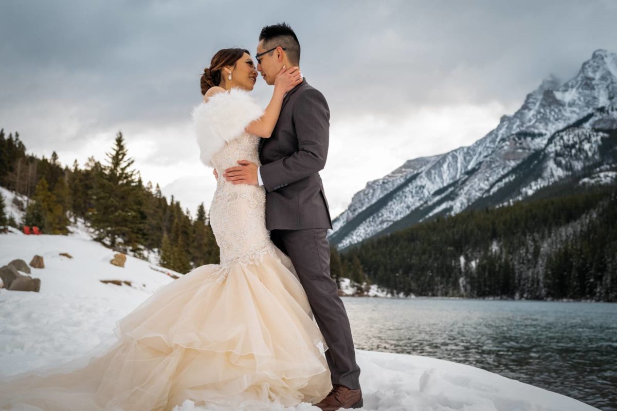 bdfk11-photography-banff-alberta-elopement-wedding-canada-adventure-elope-mountain-winter-snow-lake-minnewanka