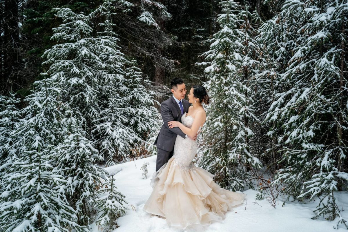 bdfk25-photography-banff-alberta-elopement-wedding-canada-adventure-elope-mountain-winter-snow-lake-minnewanka
