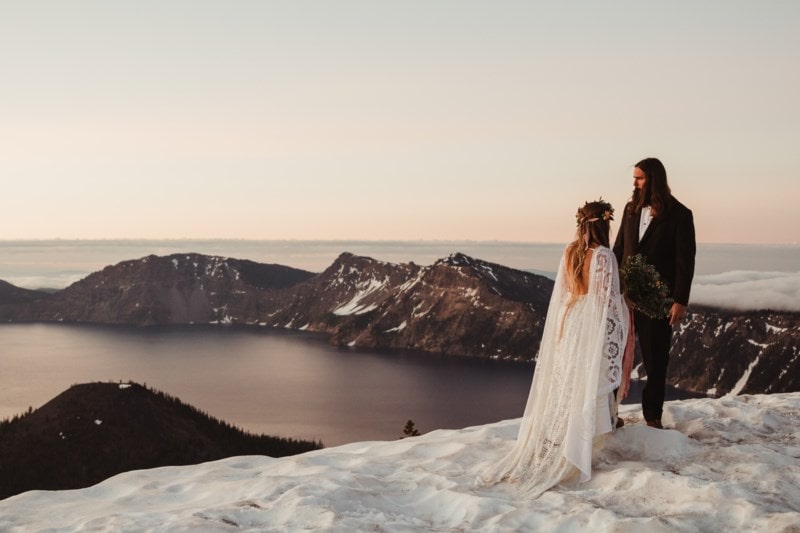 crater-lake-kristen-marie-elopement-destination-wedding-outdoor-adventure-oregon-elope-usa-pnw-intimate-mountain-boho