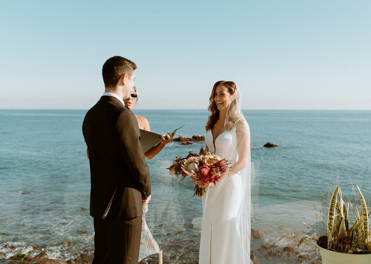 nicole19-jamie-carrie-rogers-photography-malibu-intimate-beach-elopement-california-destination-wedding-outdoor-coast-airbnb
