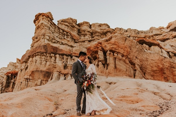 red-rock-canyon-Carrie-rogers-Photography_destination-micro-wedding-packages-california-elope-usa-desert-boho