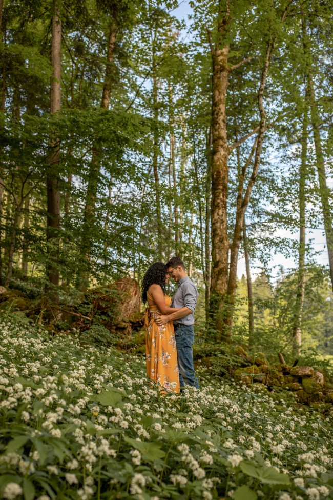 wild-embrace22-elopement-packages-destination-wedding-photographer-austria-elope-europe-wildflowers-spring-engagment-vorarlberg (Portrait)