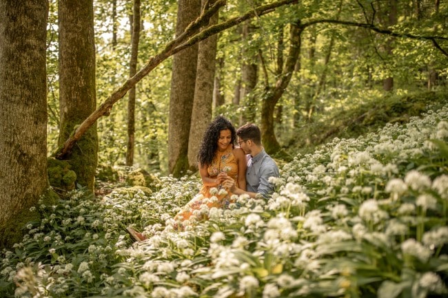 wild-embrace30-elopement-packages-destination-wedding-photographer-austria-elope-europe-wildflowers-spring-engagment-vorarlberg (Blog)_1