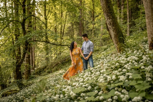 wild-embrace36-elopement-packages-destination-wedding-photographer-austria-elope-europe-wildflowers-spring-engagment-vorarlberg (Blog)_1