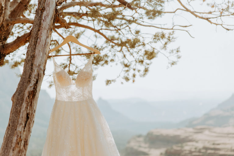 sedona-elopement-photographer-18-boho-bride-red-rock-arizona-intimate-elopement-wedding-adventure