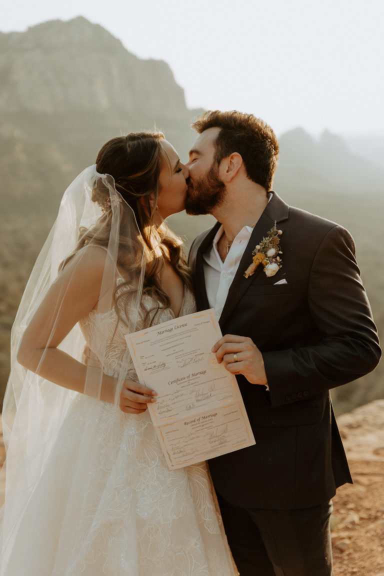 sedona-elopement-photographer-242-boho-bride-red-rock-arizona-intimate-elopement-wedding-adventure