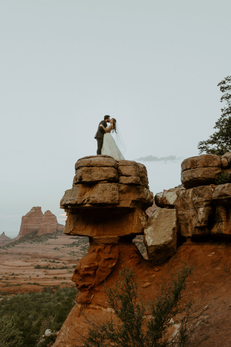 sedona-elopement-photographer-356-boho-bride-red-rock-arizona-intimate-elopement-wedding-adventure