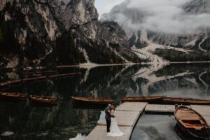 In-Bianco-e-Nero-italy-europe-elopement-wedding-intimate-photographer-destination-love-boho-dolomites-lake-boat_1moody