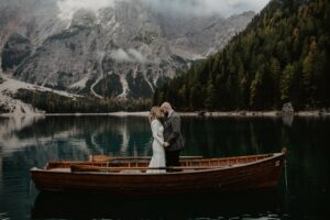 In-Bianco-e-Nero-italy-europe-elopement-wedding-intimate-photographer-destination-love-boho-dolomites-lake_1moody