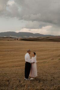 In-Bianco-e-Nero-italy-europe-elopement-wedding-intimate-photographer-destination-love-boho-sunset-hills-fieldmoody